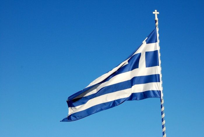 Ποιος είναι ο συμβολισμός των 9 λωρίδων στην ελληνική σημαία; Μάθετε για τη σύνδεση με τις συλλαβές της εθνικής κραυγής και τις Εννέα Μούσες. Όλη η ιστορία της Γαλανόλευκης.