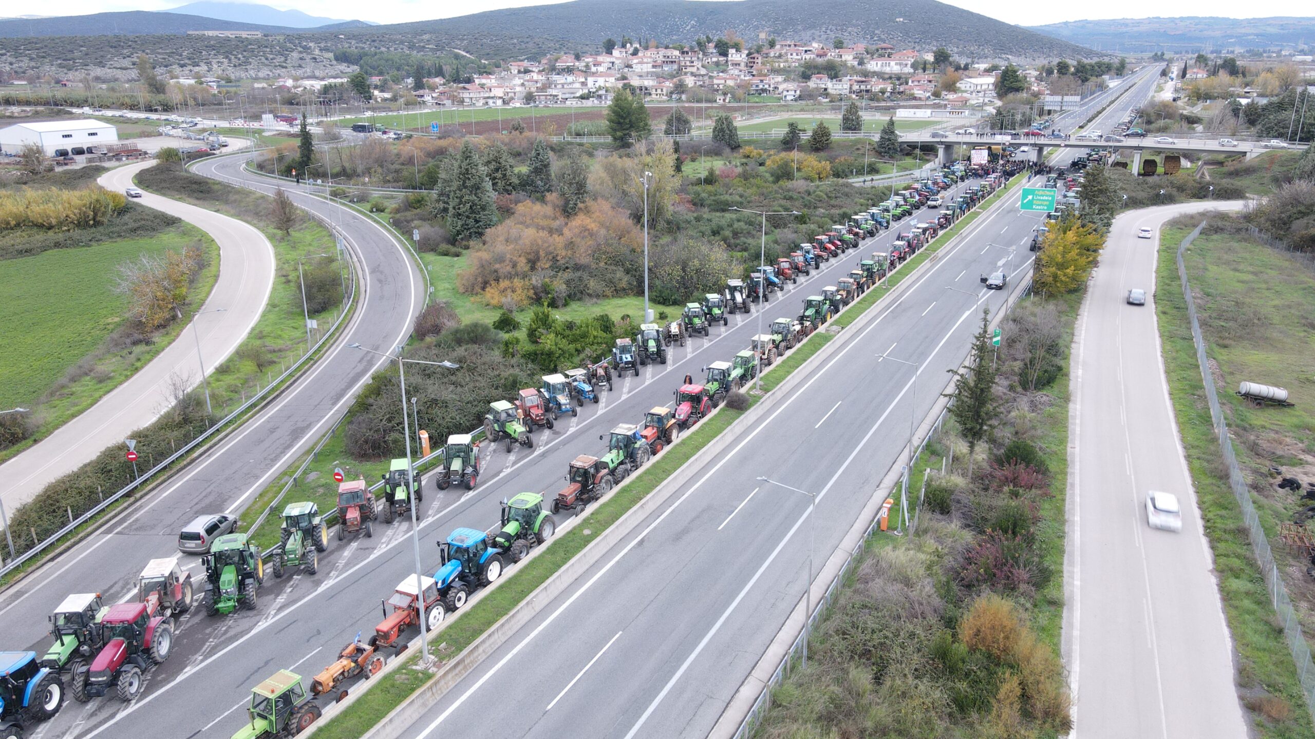 Συνεχίζονται οι αγροτικές κινητοποιήσεις με τρακτέρ στους δρόμους