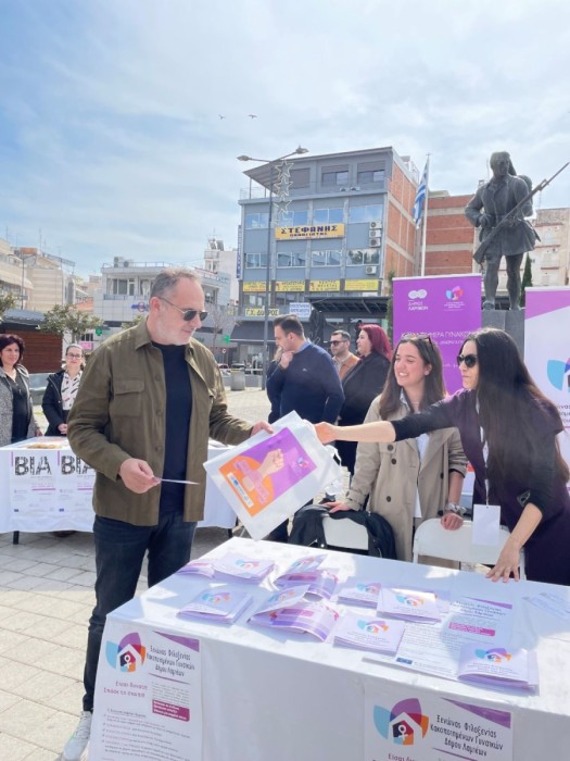 Η κοινωνία της Λαμίας ενώνει τη φωνή της: «Καμία γυναίκα μόνη»