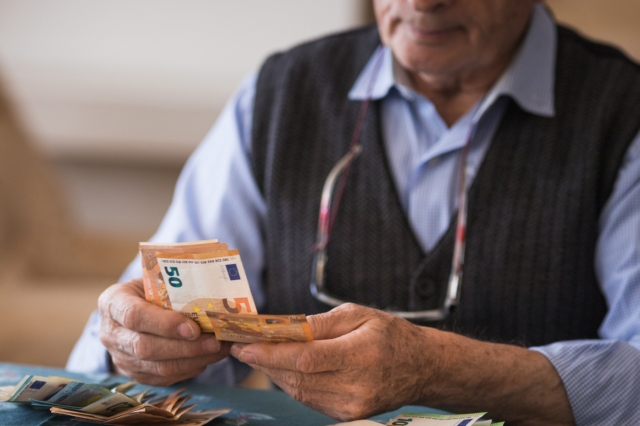 Πότε πληρώνονται οι συντάξεις Δεκεμβρίου 2025; Όλες οι ημερομηνίες για ΙΚΑ, ΟΑΕΕ, ΟΓΑ, Δημόσιο και επικουρικές. Η πληρωμή γίνεται σε δύο φάσεις.