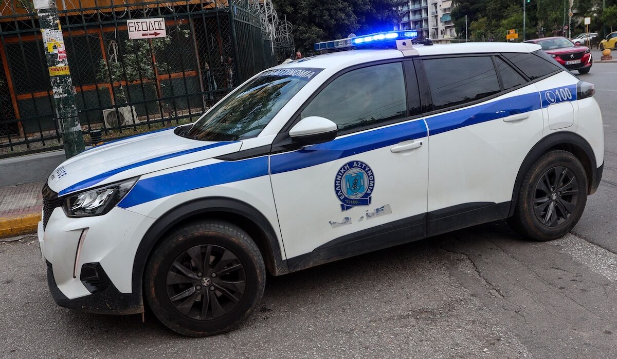 Στην Αττική εξαρθρώθηκε εγκληματική οργάνωση που για πάνω από 11 χρόνια διέπραττε απάτες και φοροδιαφυγή μέσω εταιρειών ένδυσης, προκαλώντας ζημία άνω των 2,19 εκατ. ευρώ στο Δημόσιο. Στη δικογραφία περιλαμβάνονται έξι συλληφθέντες, ανάμεσά τους ηγετικά μέλη και ένας λογιστής. Η δράση της ομάδας περιλάμβανε και παράνομη μεταφορά μεταναστών, ενώ τα παράνομα κέρδη ξεπλένονταν μέσω ακινήτων και πολυτελών αυτοκινήτων.