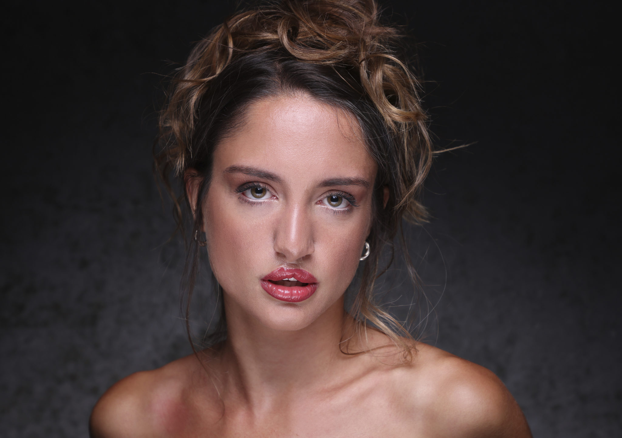 Η Αιμιλία Καναρέλη παρουσιάζει το νέο της τραγούδι Ρομαντική