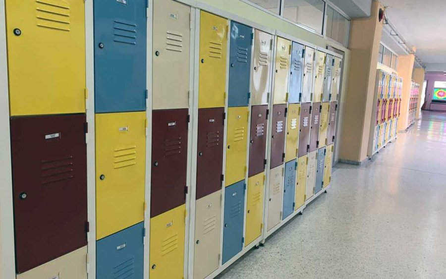 Νέα σχολικά lockers στα δημοτικά σχολεία της χώρας συμβάλλουν στη μείωση του βάρους της τσάντας
