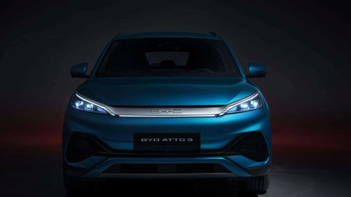 BYD Atto 3 ηλεκτρικό SUV εξωτερικό σε δρόμο στην Ελλάδα Εσωτερικό BYD Atto 3 με οθόνη infotainment Λεπτομέρεια ταμπλό και κονσόλας BYD Atto 3