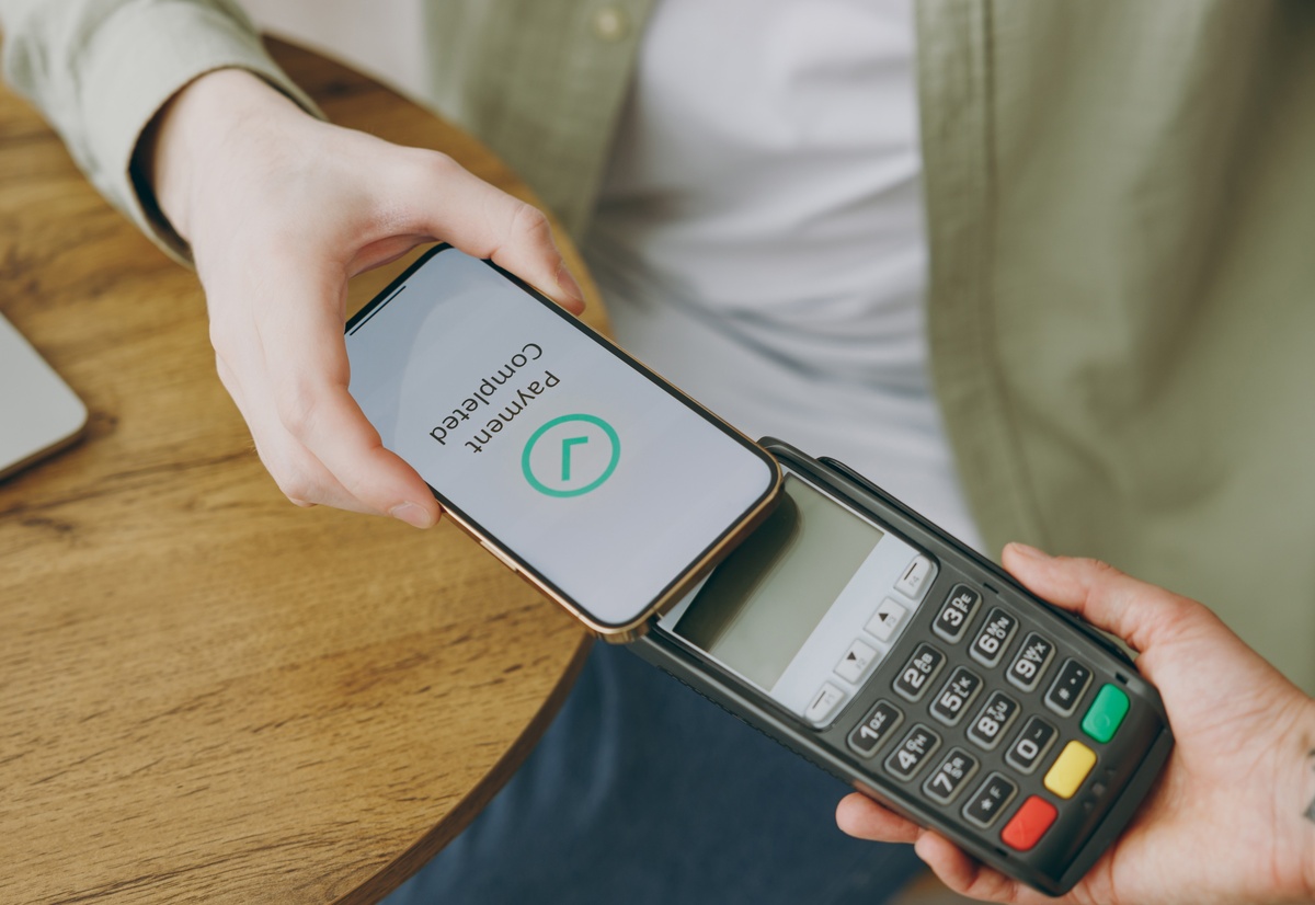 Η ΑΑΔΕ οριστικοποιεί την υποχρεωτική αποδοχή άμεσων πληρωμών. Δείτε τι σημαίνει για καταναλωτές και επιχειρήσεις.