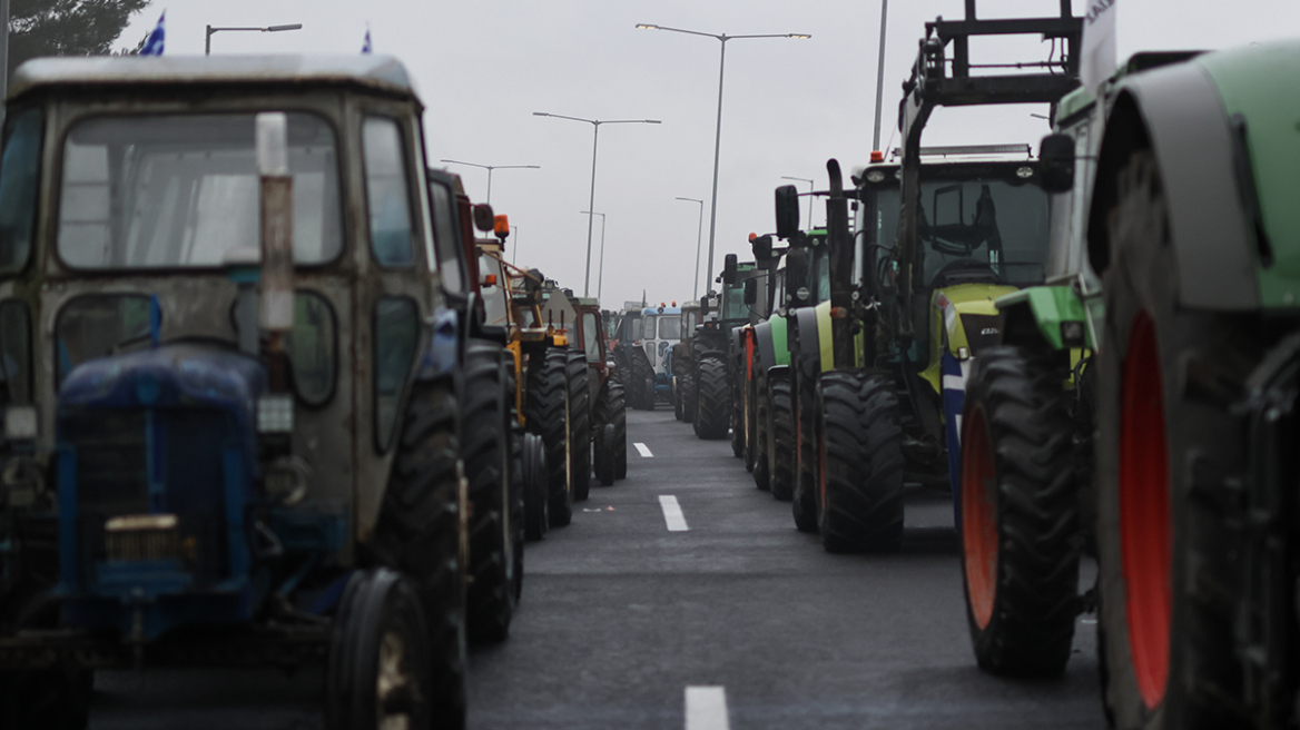 Οι αγρότες παραμένουν στο μπλόκο Μπράλου με αλλαγή ώρας κλεισίματος 15:00-16:00