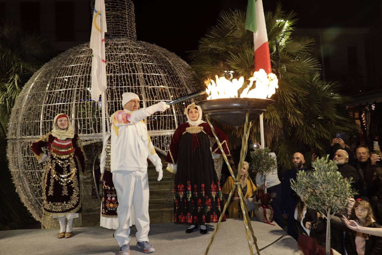 σε μια μοναδική τελετή με πλήθος κόσμου, λαμπαδηδρόμους και γιορτινές δράσεις.