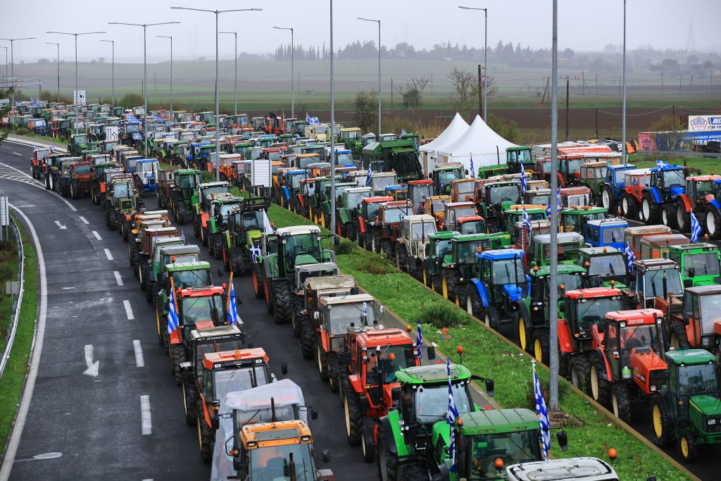 Οι αγρότες κλιμακώνουν τις κινητοποιήσεις τους με αποκλεισμό του λιμανιού Θεσσαλονίκης, 108 μπλόκα