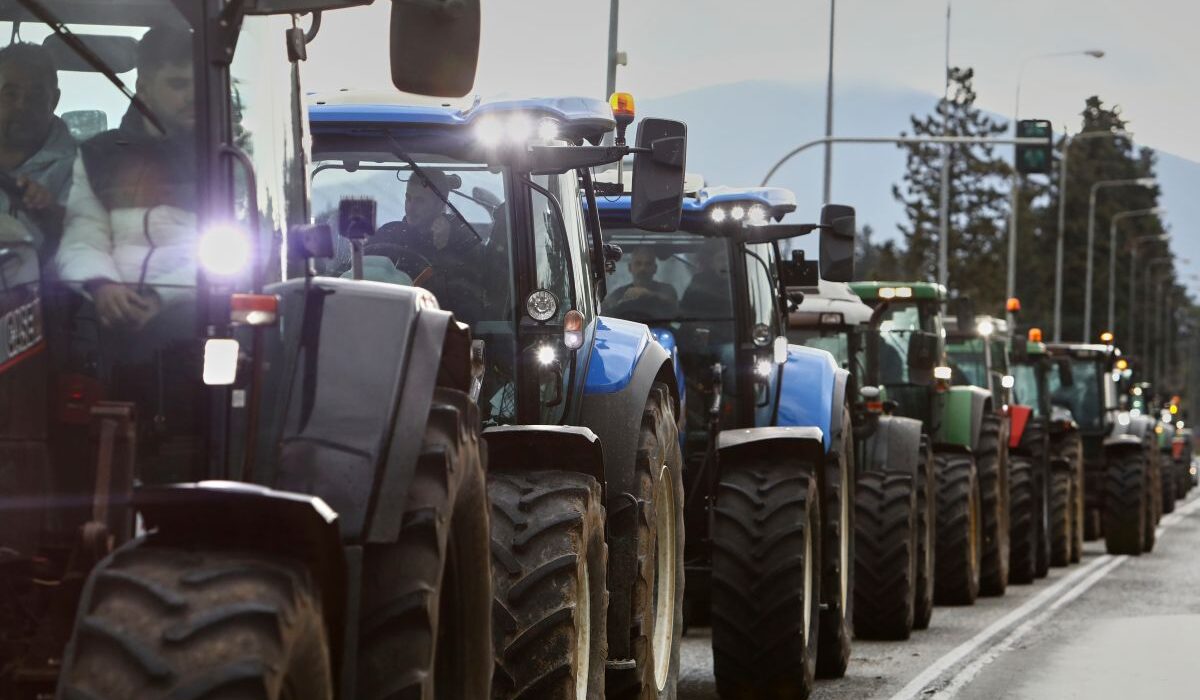 Δεν αποχωρούν από τα μπλόκα οι αγρότες