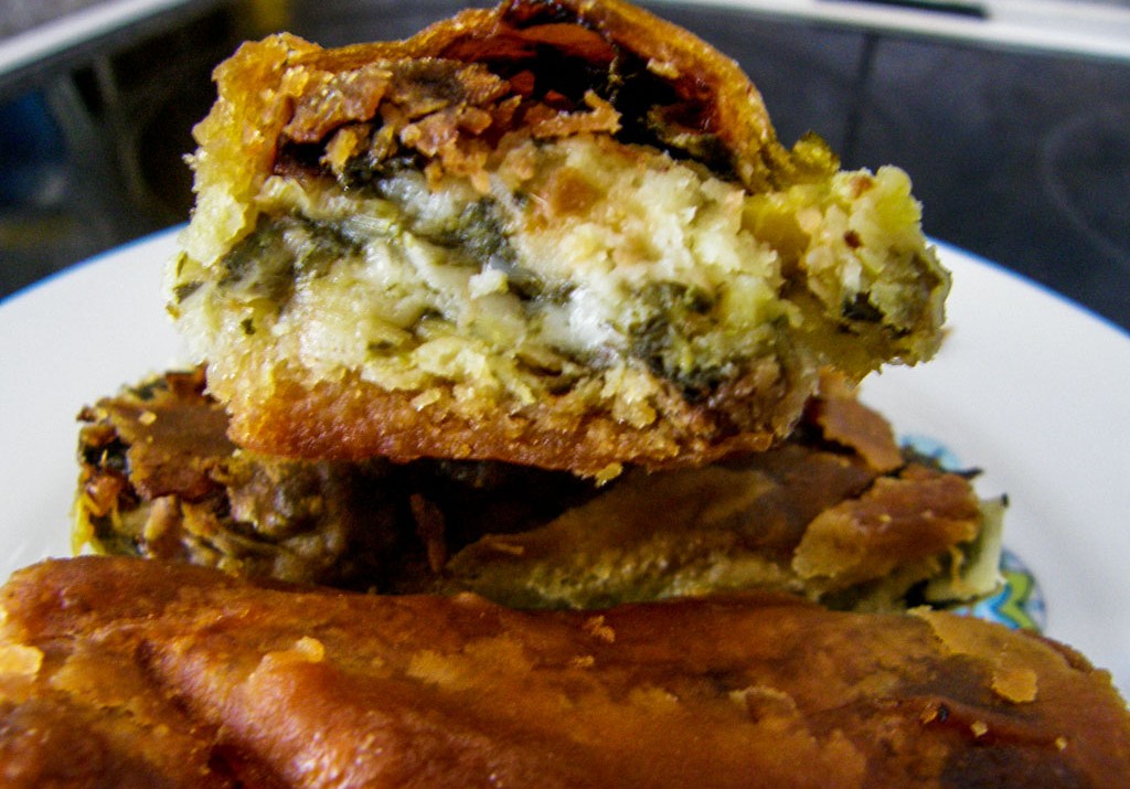 Η πιο νόστιμη χωριάτικη λαχανόπιτα (χορτόπιτα) με σπανάκι, σέσκουλα, λάπαθα και φέτα